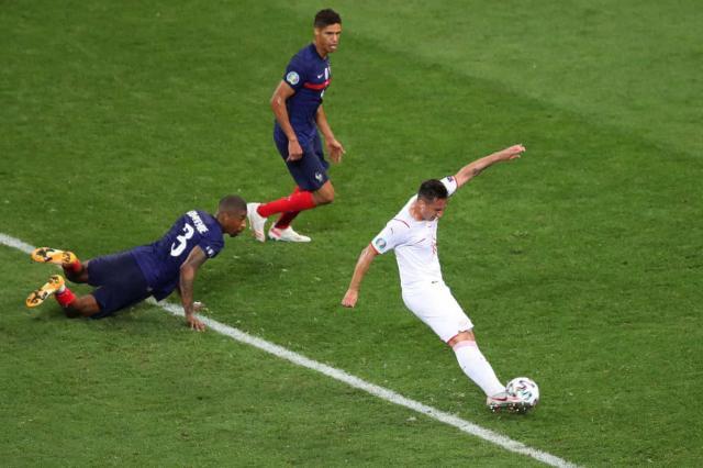 إيميليانو مارتينيز حارس المرمى المثير للجدل يعود بأسلوبه المتفرد في الدوري الإنجليزي
