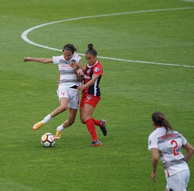 الأقواس في ملاعب كرة القدموظائفها وأهميتها القانونية